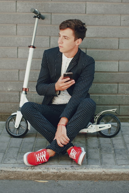 Ragazzo elegante usando il suo telefono cellulare