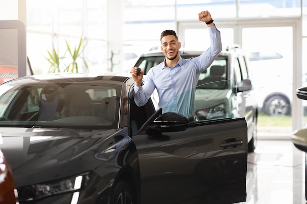 Ragazzo emotivo del Medio Oriente che compra l'auto dei suoi sogni