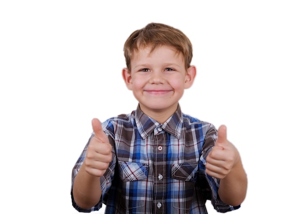 Ragazzo europeo carino con un sorriso sul viso e un gesto come due mani su uno sfondo bianco