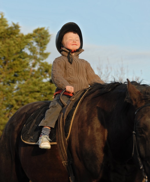 Ragazzo felice a cavallo