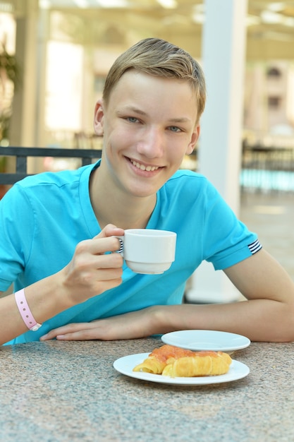 Ragazzo felice a colazione in tavola