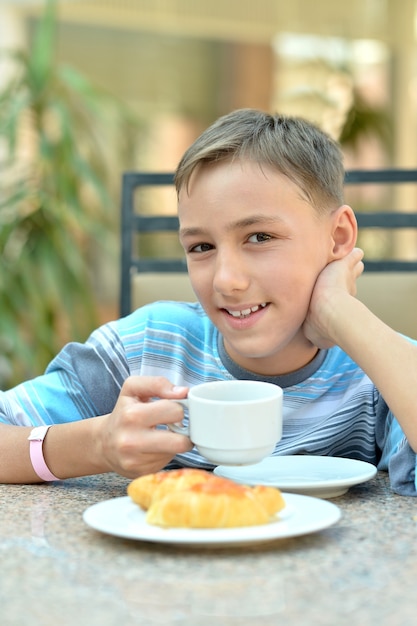 Ragazzo felice a colazione in tavola