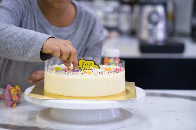 Ragazzo felice bambino facendo una torta