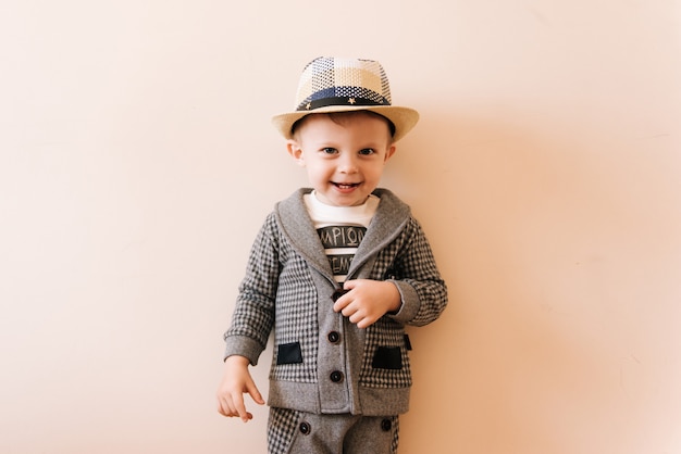 Ragazzo felice con abito grigio e cappello