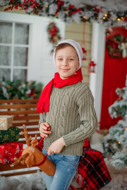 Ragazzo felice con decorazioni natalizie