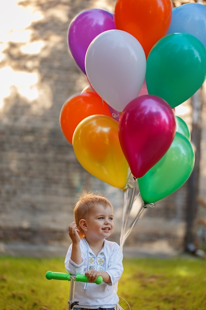 Ragazzo felice con palloncino colorato.