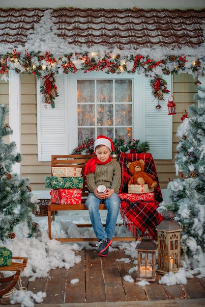 Ragazzo felice con regali di Natale