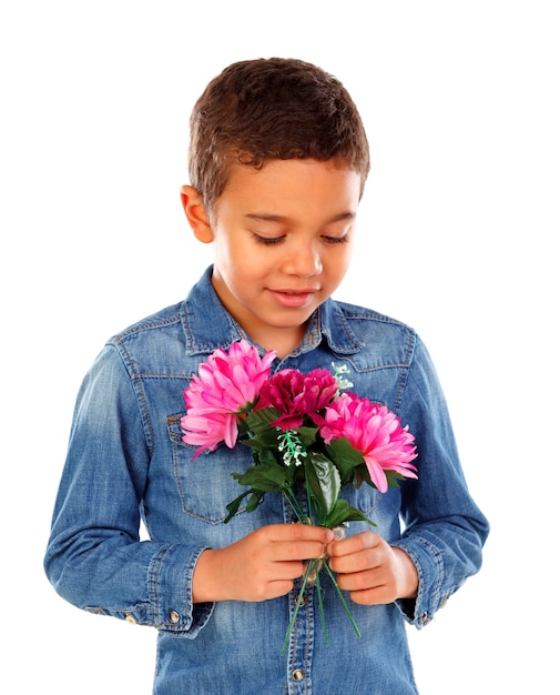 Ragazzo felice con un bellissimo mazzo di fiori rosa