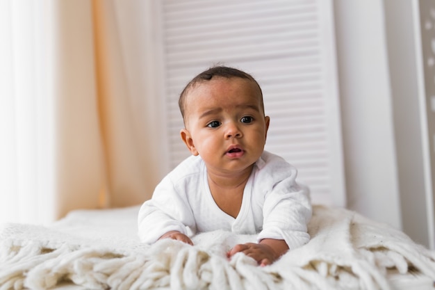 Ragazzo felice del bambino della corsa mista. Adorabile bambino afroamericano. Persone di colore.