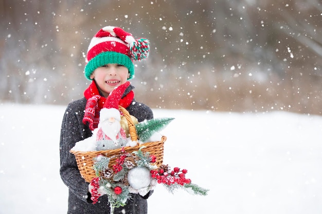 Ragazzo felice in un cappello di Natale a strisce con