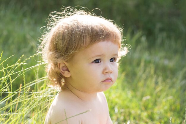 Ragazzo felice sull'erba verde