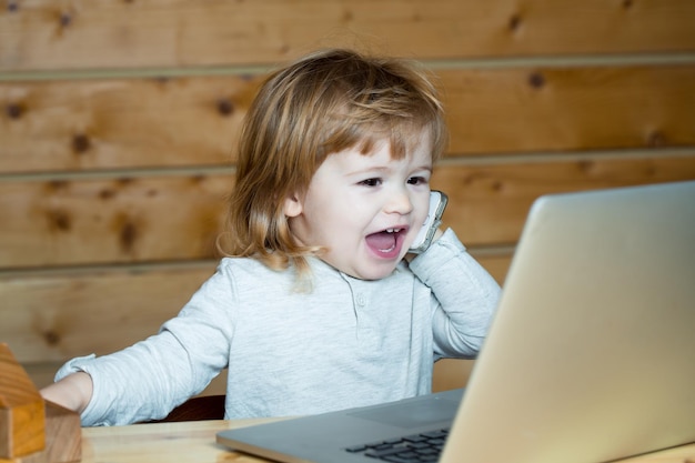 Ragazzo felice vicino al computer