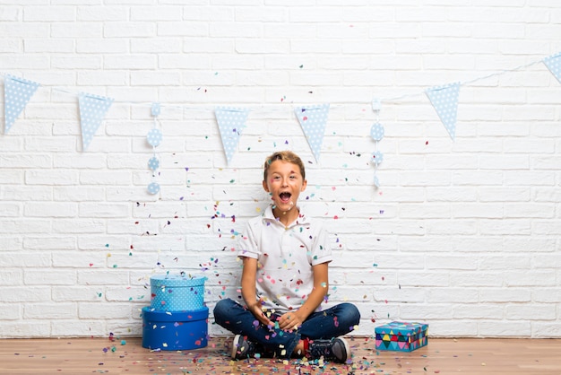 Ragazzo festeggia il suo compleanno con coriandoli in una festa