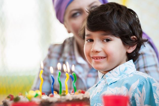 Ragazzo festeggia il suo compleanno con i suoi amici