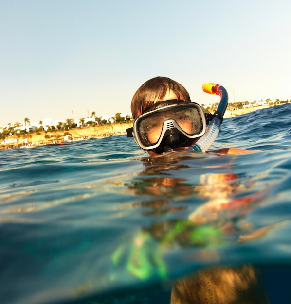 ragazzo galleggia nel mare...