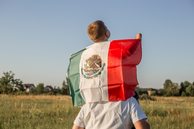 Ragazzo giovane azienda bandiera del Messico. "16 settembre. Giorno dell'Indipendenza del Messico. Guerra d'Indipendenza del Messico, 1810."