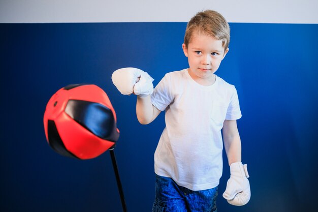 Ragazzo giovane Boxe a casa durante l'autoisolamento.