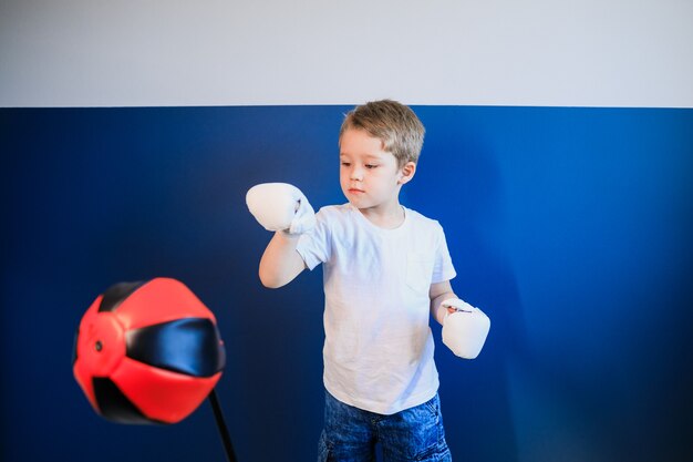 Ragazzo giovane Boxe a casa durante l'autoisolamento.