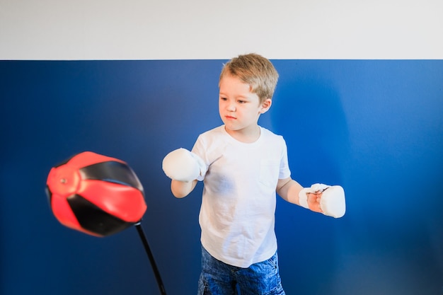 Ragazzo giovane Boxe a casa durante l'autoisolamento.