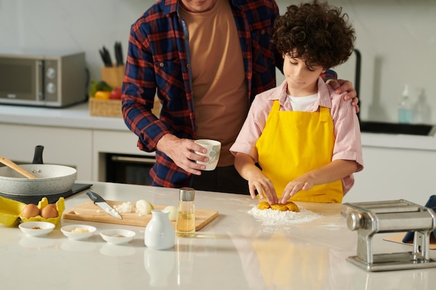 Ragazzo Impastare La Pasta