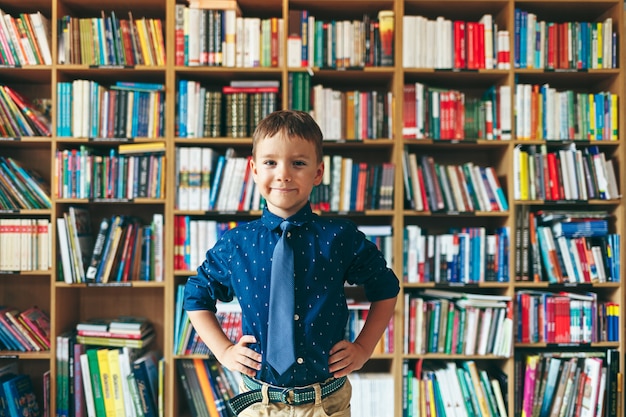 Ragazzo in biblioteca