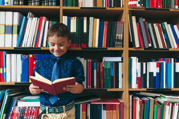 Ragazzo in biblioteca