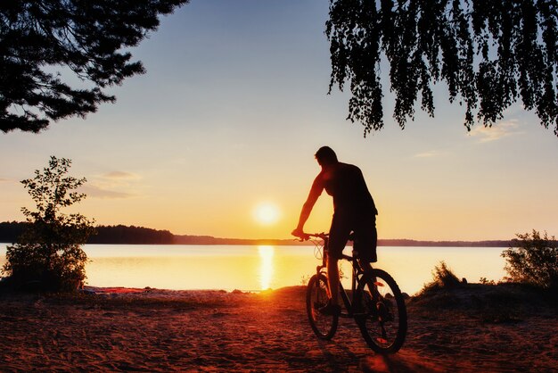 Ragazzo in bicicletta al tramonto. Carpazi, Ucraina, Europa