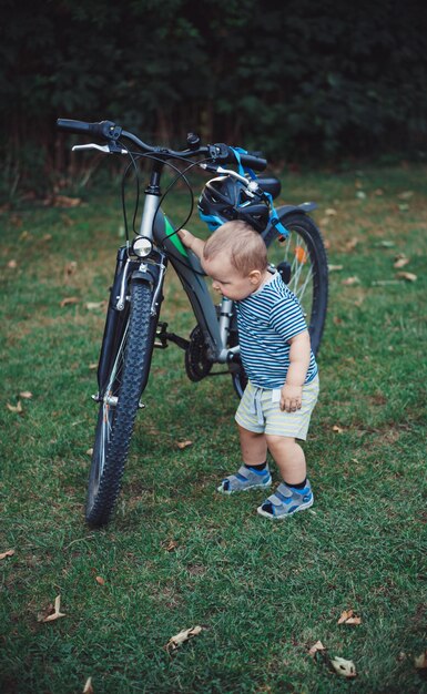 Ragazzo in bicicletta sul campo