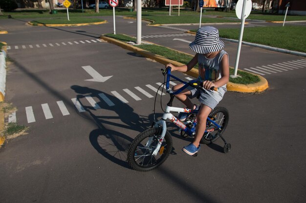 Ragazzo in bicicletta sulla strada