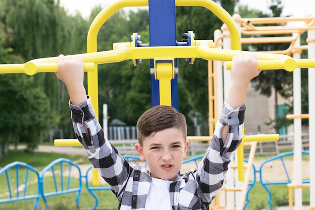 Ragazzo in camicia alla moda