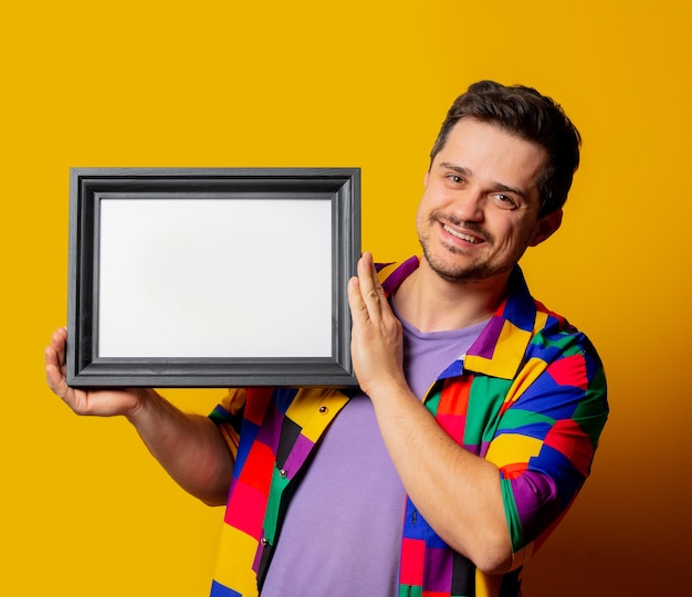 Ragazzo in camicia anni '90 con cornice per foto