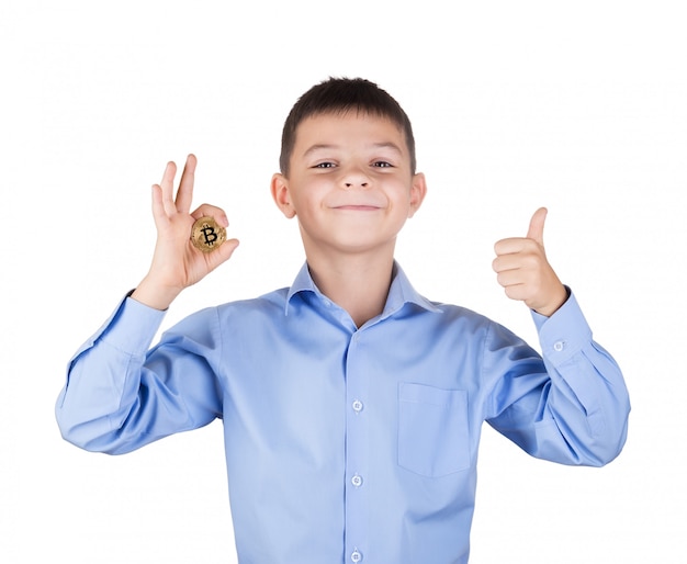 Ragazzo in camicia blu detiene il gesto di ok bitcoin