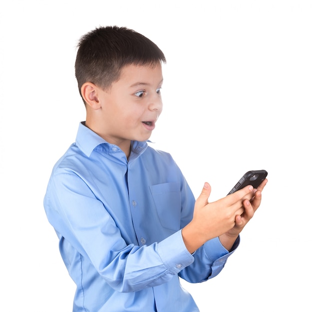 Ragazzo in camicia blu guarda lo schermo del telefono con stupore