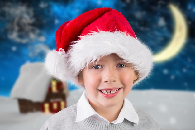 Ragazzo in cappello della Santa che sorride alla macchina fotografica