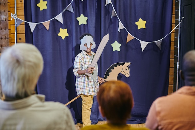 Ragazzo in costume che gioca in performance