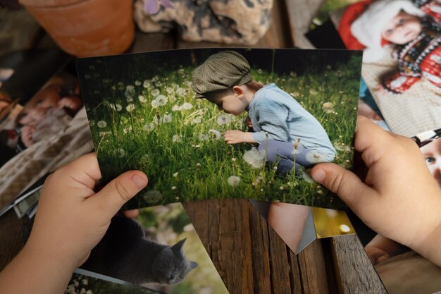 Ragazzo in età prescolare che guarda le foto stampate