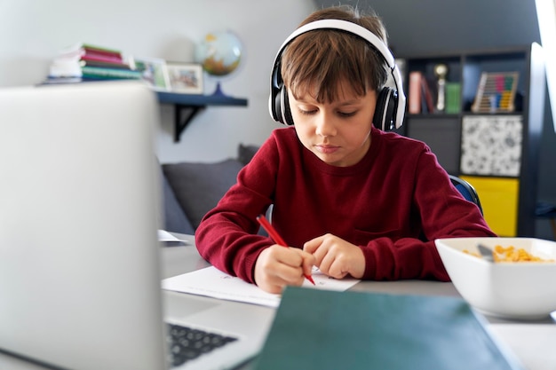 Ragazzo in lezione online durante il blocco