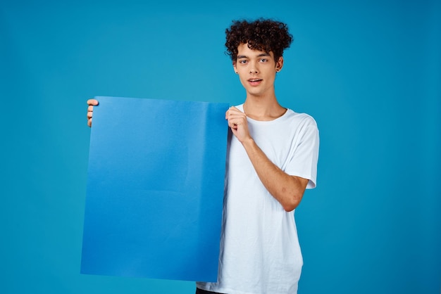 Ragazzo in maglietta bianca poster blu banner pubblicitario Copy Space Foto di alta qualità