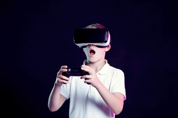 Ragazzo in occhiali VR giocando con il gamepad