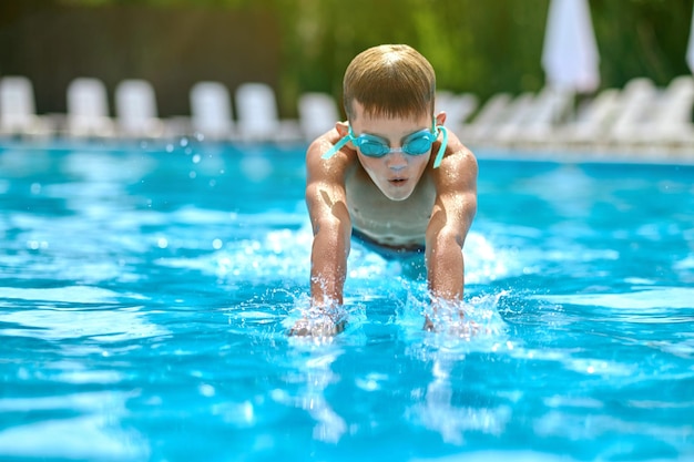 Ragazzo in occhialini da nuoto immersioni subacquee