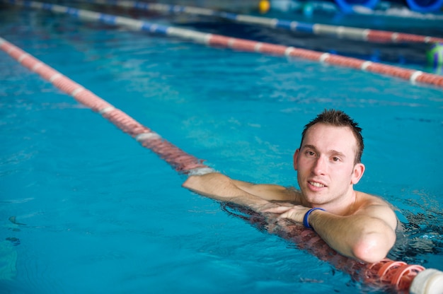 Ragazzo in piscina