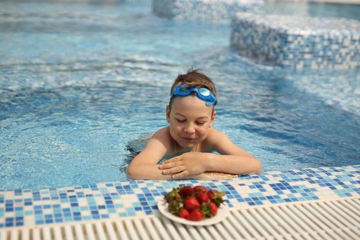 Ragazzo in piscina