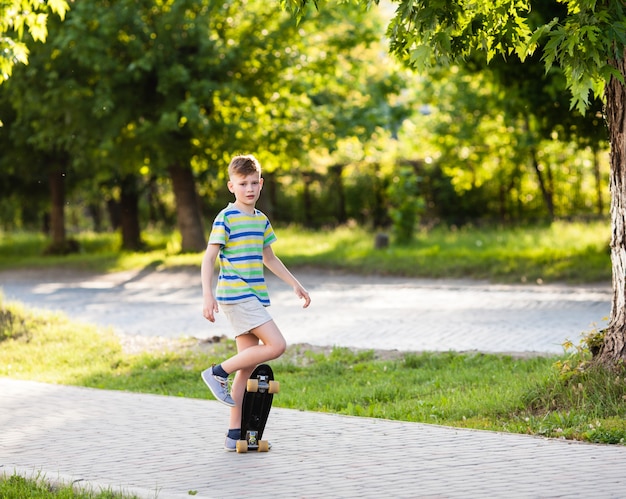 Ragazzo in posizione accovacciata in sella a uno skateboard al parco