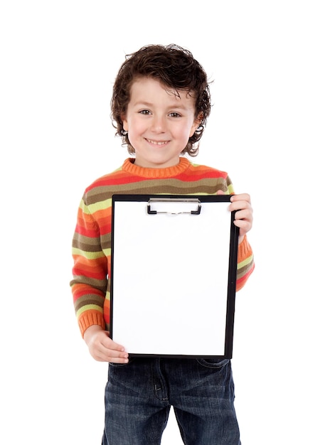 Ragazzo in possesso di un clipboard isolato su uno sfondo bianco