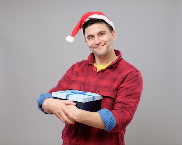 Ragazzo in possesso di un regalo di Natale