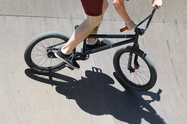 Ragazzo in sella a una bicicletta su una collina speciale