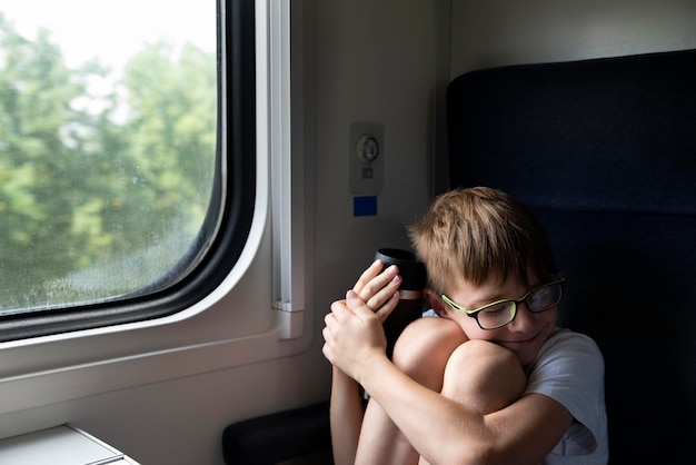 Ragazzo in treno Viaggio in treno Regole per viaggiare in treno con bambini
