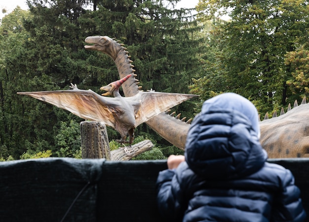 Ragazzo in un parco di dinosauri