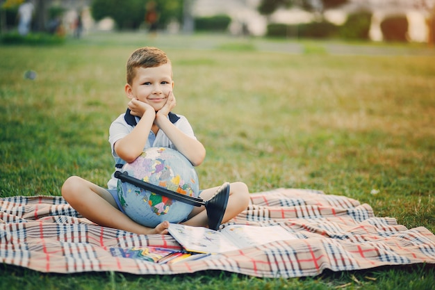 Ragazzo in un parco