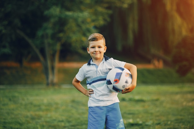 Ragazzo in un parco